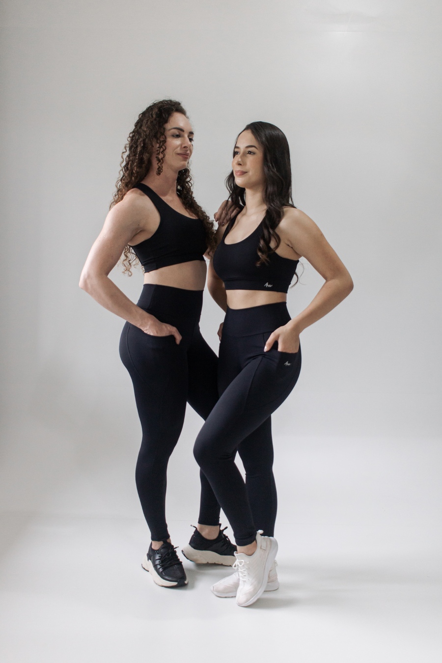 Legging High Performance Ultra Black com bolsos laterais