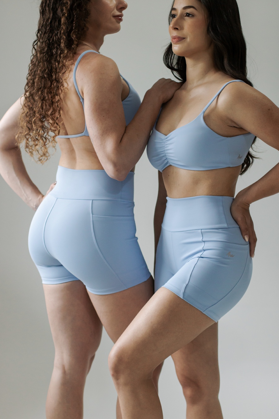 Short High Performance Blue Sky com bolsos laterais